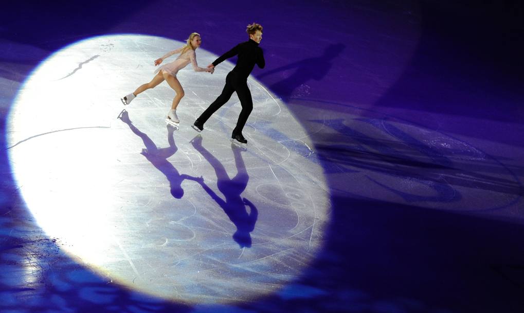 L&#39;eleganza dei russi Evgenia Tarasova e Vladimir Morozov durante il gal di esibizione ai Campionati europei di Bratislava, Slovacchia (Afp)